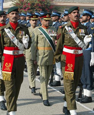 Musharraf se despide del ejército con una visita a sus cuarteles