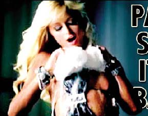 Prohibido un anuncio con figura de Paris Hilton por ser demasiado sexi
