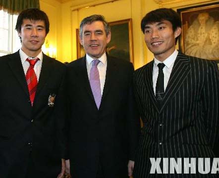 Dos futbolistas chinos estuvieron invitados a la residencia del premier británico