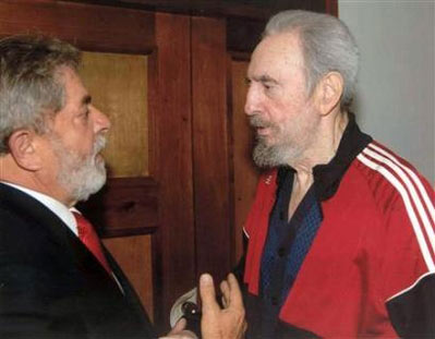 El líder cubano Cuba Fidel Castro vota en las elecciones del domingo