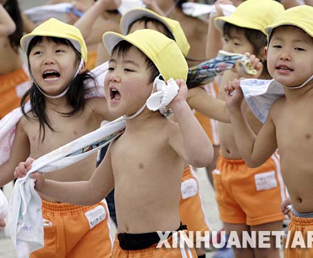 En pleno invierno niños de jardín infantil japonés mantienen desnudo el cuerpo de cintura para arriba para tonificar la salud