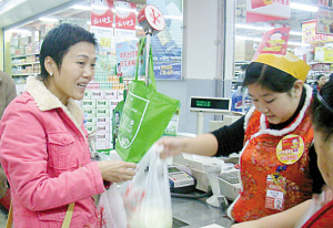 Cliente comprando bolsas plásticas