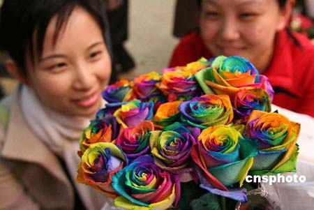 Rosa de 7 colores puesta en venta en vísperas del Día de los Enamorados