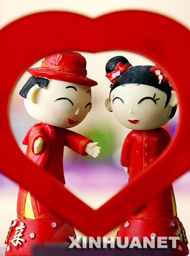 Promocionan adornos y regalos del Día de los Enamorados en China