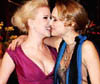 Portman y Johansson intercambian un beso en la alfombra roja