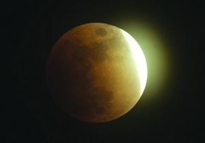 En diversos lugares de Europa y América se observó el último eclipse lunar antes de 2010 (grupo de fotos)