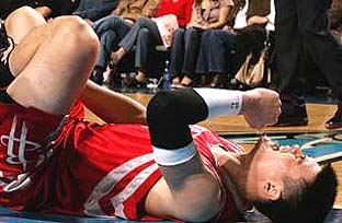 Yao Ming dice adiós a la temporada tras fracturarse el tobillo izquierdo