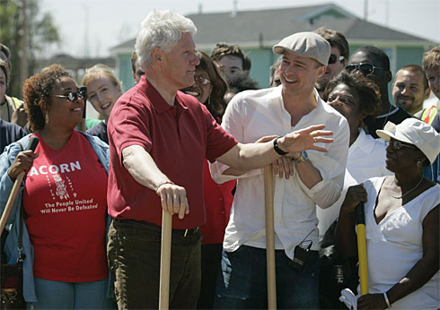 Brad Pitt y Bill Clinton rompen terreno para una zona de construcción