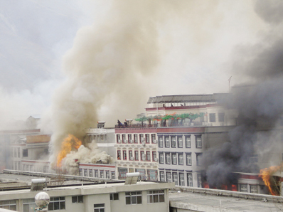Fotos en grupo: Testimonios concretos de los crímenes como agresiones, destrucciones, pillajes y quemas, cometidos por una ínfima minoría de elementos marginados de la ley en Lhasa \r\n