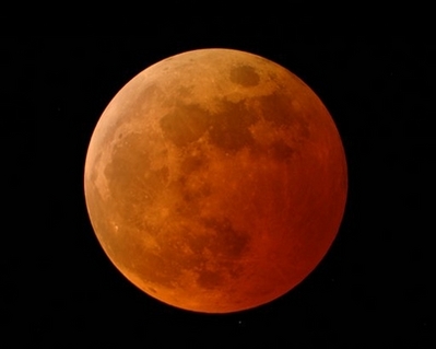 La corteza de la luna flota en el mar escondido