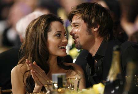 Angelina y Brad dan 8 millones de dólares