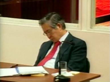 El ex presidente peruano Alberto Fujimori estaba dormido en la vista oral \r\ny no despertó ni siquiera después de dos llamadas (Foto)