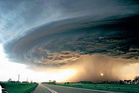 “Seguidores de huracán” toman fotos de tornado, arriesgando la vida