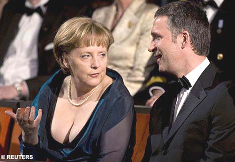 Merkel, sorprendida por el revuelo en la prensa con su escote
