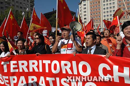 Residentes y descendientes chinos en España realizan manifestación y mitin en apoyo a Olimpiada de Beijing