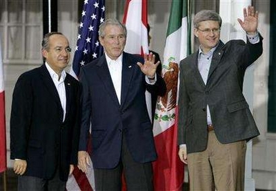 Bush recibe a líderes de México y Canadá y estrecha relaciones