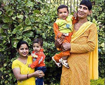 Un matrimonio gigante de India tiene un bebé gigante que a los 10 meses llega a cerca de un metro de alto (foto)