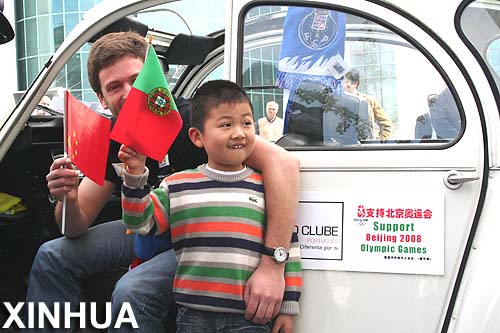 Viajará joven de Portugal a China abordo de un automóvil