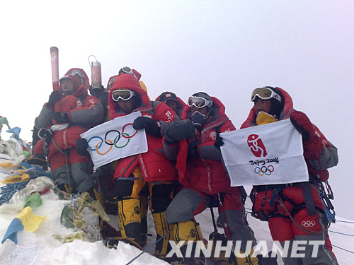 Relevo histórico de antorcha de JJOO de Beijing en cima del Qomolangma