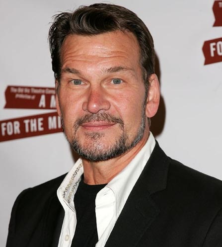 Patrick Swayze y su pareja Lisa contemplan partido de Lakers