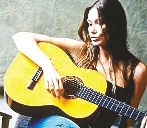 Primera dama francesa presenta album insinuando que tenía a “30 amantes”