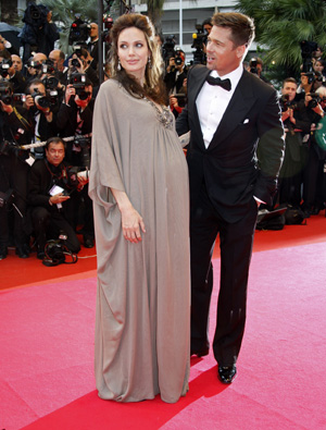 Jolie prefiere “revolcarse por el suelo” con Brad Pitt