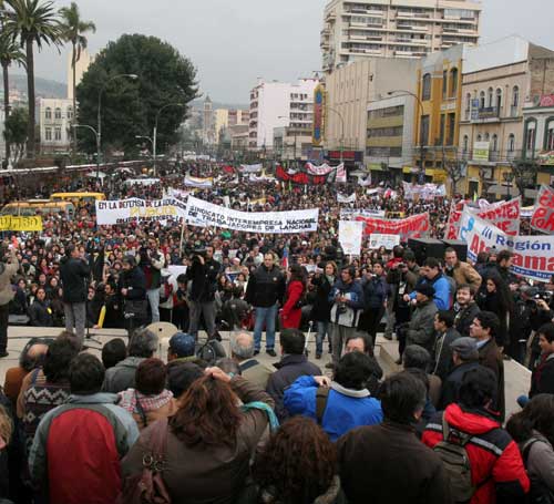 20.000 profesores chilenos marchan en protesta de ley de Educación