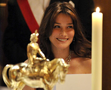 La primera dama de Francia reveló que tiene método adecuado para enseñar a su esposo