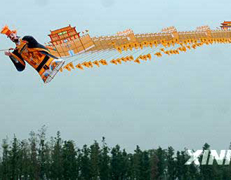 China: Vuela con éxito la “Cometa de la Gran Muralla” de 12 kilos en Xi´an