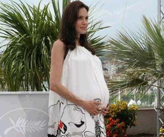 Angelina Jolie ingresa en un hospital francés para dar a luz(Grupo de fotos)