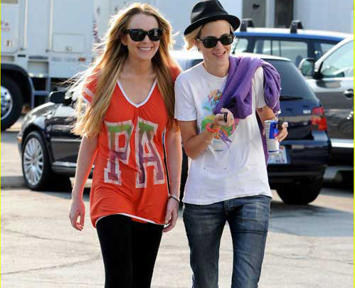 Lindsay Lohan y su amiga pasean por la calle