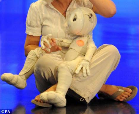 Inglaterra da a conocer robot juguete con largas manos y pies y que sabe leer expresión de cara humana