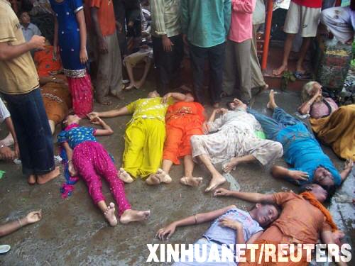 123 muertos en estampida en templo del norte de India