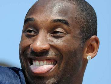 Kobe Bryant comtempla partido de voleibol playa en Beijing