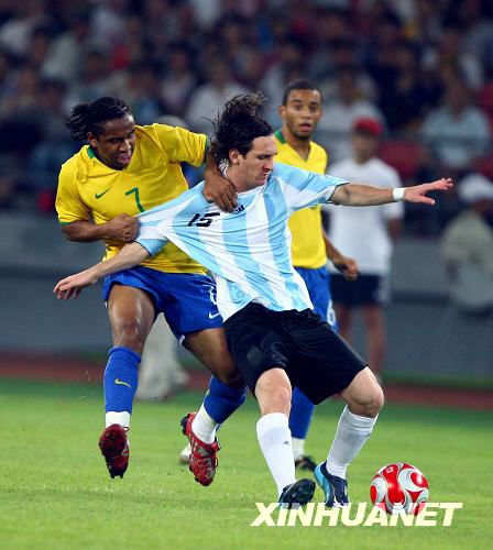 Kobe presencia partido de fútbol entre Argentina y Brasil