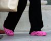 Ministra francesa con zapatos rosados de plástico asiste a reunión por perder apuesta sobre número de medallas olímpicas