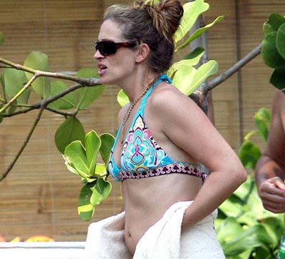 Julia Roberts pasa vacaciones a orillas del mar con vientre levemente saliente;¿Señal de estar nuevamente embarazada?