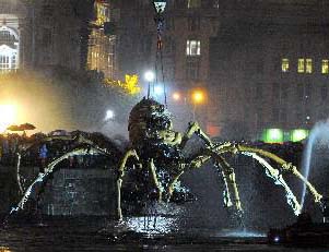 ¿Ataque de extraterrestres? Enorme araña aparece en zona concurrida de Liverpool, Inglaterra