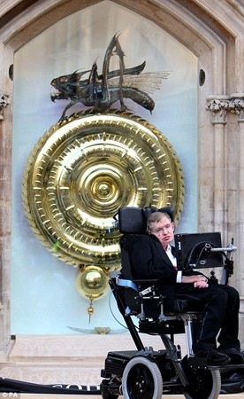 Stephen Hawking manda manufacturar un reloj a costo de 1.830.000 dólares