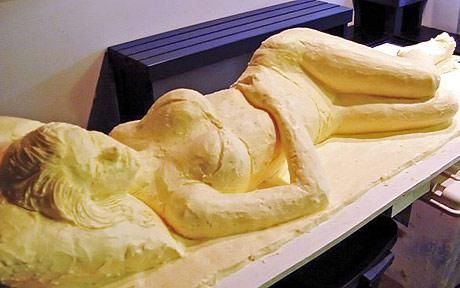 Artista norteamericano esculpe en mantequilla joven con bikini