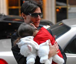 Tom Cruise es criticado por mostrar traje de marca de su hija sin preocuparse de que su hija sufriera de frío