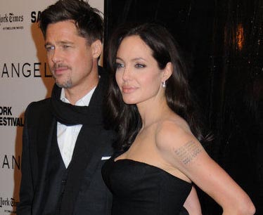 En Nueva York estrena nueva película protagonizada por Angelina Jolie, a quien Brad Pitt le sigue como “séquito”