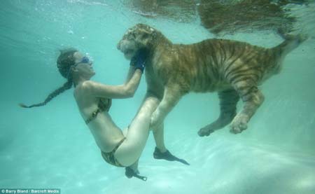 La bella y la bestia bailan en el agua