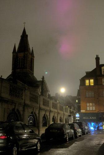 Misteriosa luz rosada aparece en el cielo sobre Londres