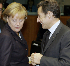 Merkel fue “besada forzosamente” por Sarkozy y presentó protesta ante Francia