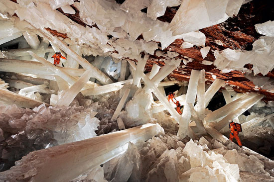 Descúbrese en desierto de México una cueva misteriosa con un palacio cristalino natural adentro