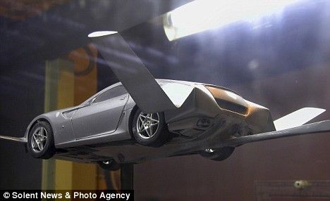 Ferrari lujoso se convierte en “auto volador”