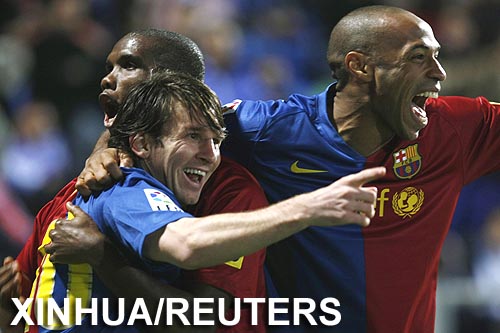 Supera equipo español de fútbol Barcelona 2-0 al Huelva