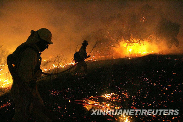 Evacuan a 30 mil habitantes por incendios en California de EE.UU. 