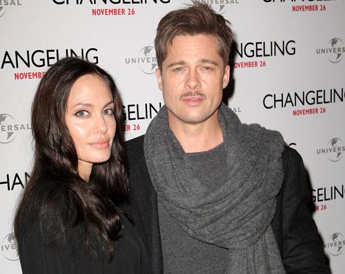 Angelina Jolie, delgada y acompañada de Pitt con bigote, se presenta en estreno de “The Changeling”